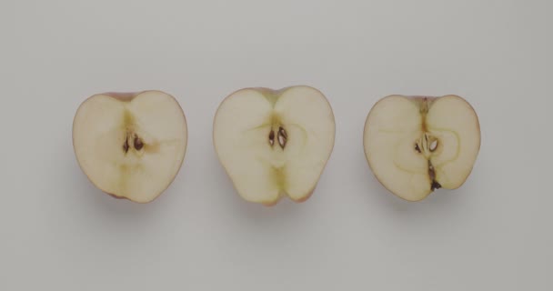 Натуральные яблоки в наполовину ломтик красивый играть свет от темных до ярких — стоковое видео