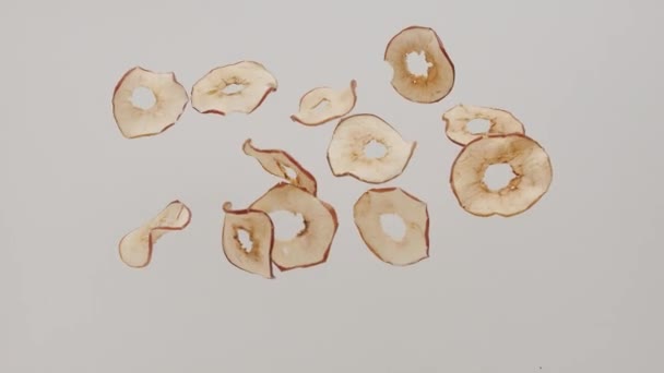 Круглый яблочный чипсы сладкие натуральные фрукты прыгать на лету творческой рекламы — стоковое видео
