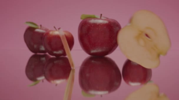 Egészség élelmiszer Vörös alma gyümölcs Friss több chips ízletes kripli — Stock videók