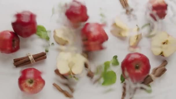 Яблоко красивая композиция с ломтиком и корицей и водой — стоковое видео