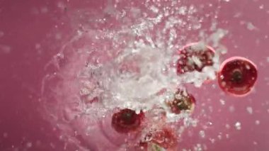 Elma suyu reklamı için akvaryumda tepeden çekilen tatlı elma. 