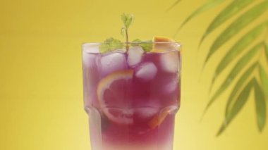  Buzlu limonata ve limon dilimli nane. 