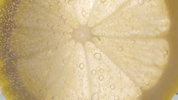 Fetta di limone con bollicine Macro primo piano rinfrescante cocktail freddo con lime — Video Stock