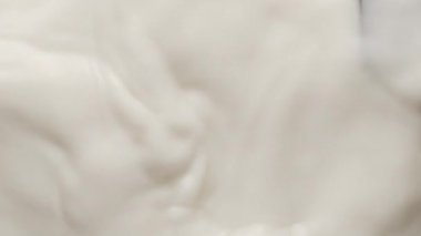 Kare çikolatanın süt kasesine düşmesi ve Crown ve Circular Dalgalanması