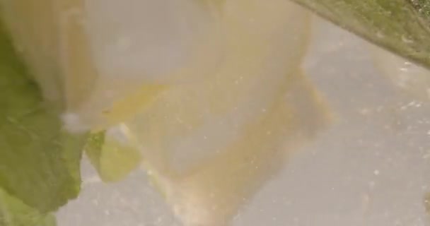 Bevanda al limone ghiacciata sana per la disintossicazione versata in bicchieri Bevanda al limone ghiacciata — Video Stock