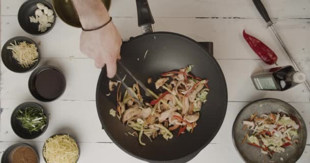 Cocinar en la cocina está cocinando wok mezcla de verduras asadas camarones con llama — Vídeos de Stock