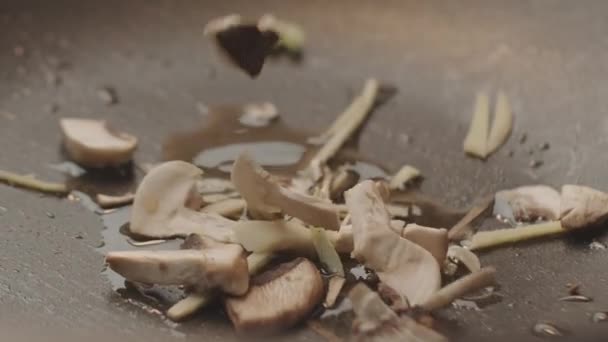 Close Up plátek Champignon houby spadají do olejové pánve, aby byly připraveny vařit — Stock video