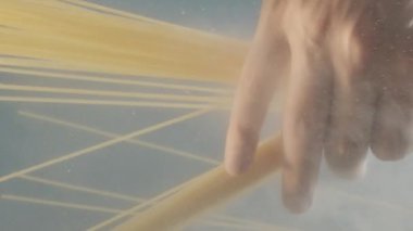 Suyun içine spagetti düştü ve bir insan eli onları çıkardı.