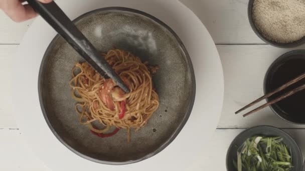 Chef preparare la pasta gustosa e metterlo bene sul piatto Cucinando sulla cucina — Video Stock