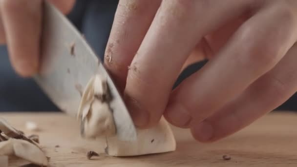 Hombres Chef cortar setas con cuchillo para ensalada en la cocina y el hombre de casa Cocinar — Vídeo de stock