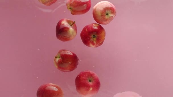 Pomme douce filmée de la mouche supérieure dans l'aquarium pour jus commercial pommes beaty — Video