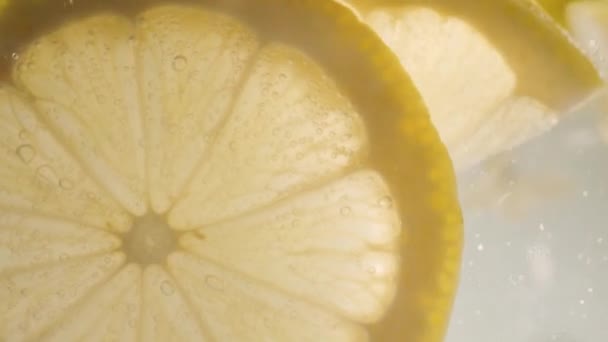 Fetta di limone con bollicine Macro primo piano rinfrescante cocktail freddo con lime — Video Stock