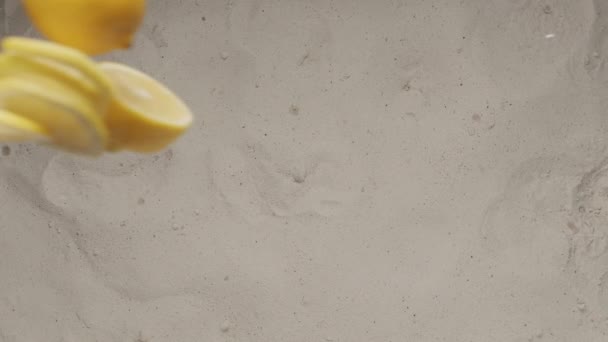Slow Motion Shot of Flying Fresh Lemon Slices και θρυμματισμένο στο διαφημιστικό άμμου — Αρχείο Βίντεο