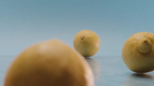 Creative Lemon trafili na niebieskie tło dla świeżego letniego koktajlu z limonki — Wideo stockowe