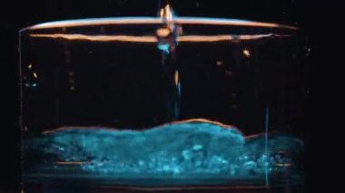 Barmenleri kapatın. Temiz şeffaf bardakta kokteyl suyu için.