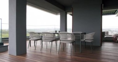 Minimalizm Modern gerçek teras, güzel mobilyalı sürgülü kapısı olan ev