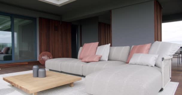 Современная реальная терраса, в роскошном доме с красивой мебелью и раздвижной дверью — стоковое видео