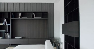 Sürgülü kapı mobilyaları, mutfak masası rafı olan modern beyaz bir daire.