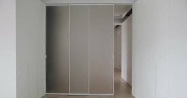 Kapısı sürgülü, iç güzelliği minimalist gerçek modern beyaz daire.