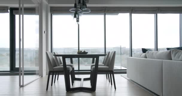 Nowoczesny apartament z przesuwanymi drzwiami, pięknymi meblami i stołem kuchennym — Wideo stockowe
