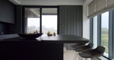 Minimalist dairede modern mutfak odası sürgülü kapı, güzel mobilyalar.