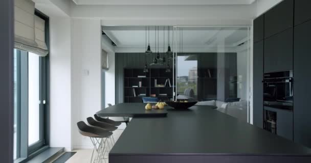 Сучасна кухня в мінімалістичній квартирі розсувні двері і красиві меблі — стокове відео