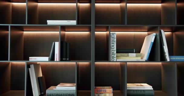 Черный деревянный книжный шкаф с книгами и огнями, современный пентхаус красоты минималистский — стоковое видео