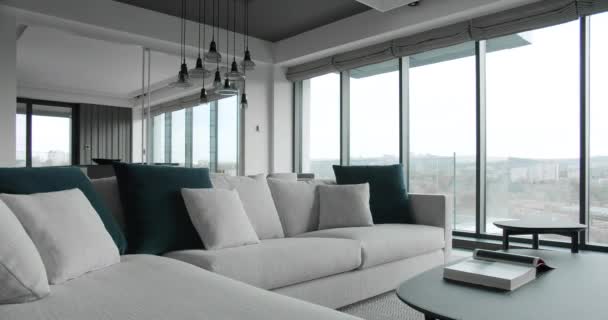 Белая современная квартира, гостиная с минималистской мебелью с большими окнами — стоковое видео