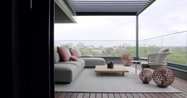 Moderne echte Terrasse, in Luxus-Haus mit schönen Möbeln und Schiebetür — Stockvideo