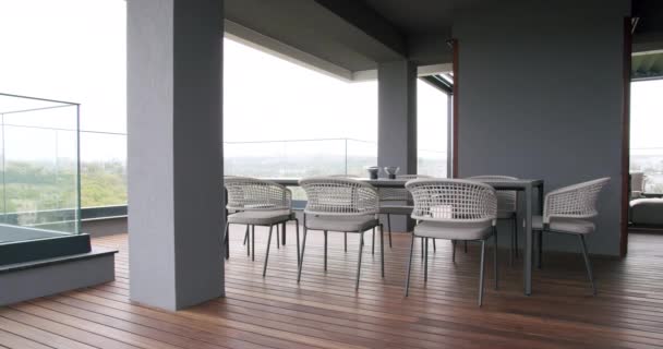 Minimalismus Moderne echte Terrasse, Haus mit Tisch mit modernen Stühlen — Stockvideo