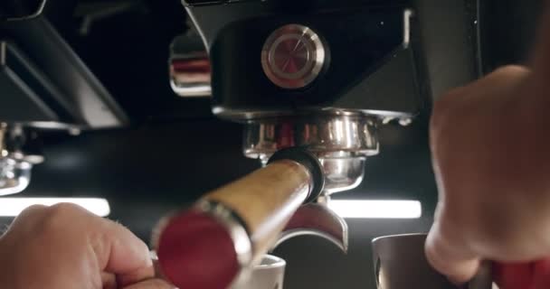 Barista en el trabajo, haciendo una taza de café fuerte en una máquina de café — Vídeos de Stock