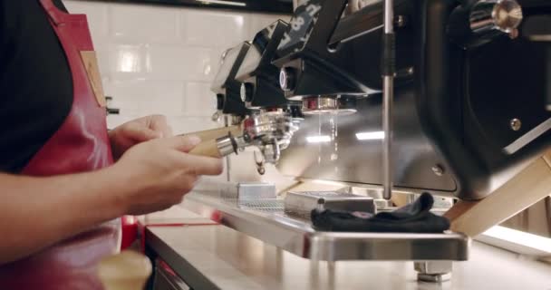 Barista στη δουλειά, Κάνοντας ένα φλιτζάνι δυνατό καφέ σε μια σύγχρονη μηχανή καφέ — Αρχείο Βίντεο