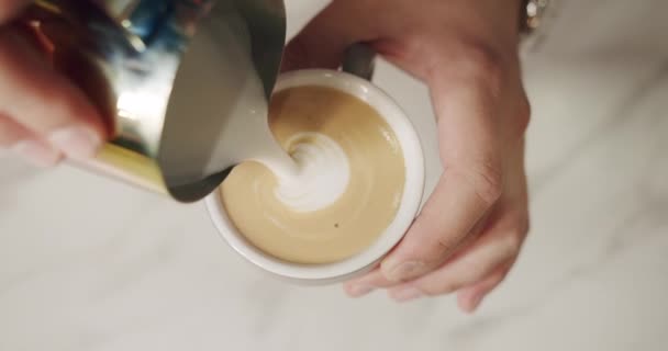 Barista på jobbet, gör en kopp starkt kaffe, gör ett hjärta i kaffe, — Stockvideo