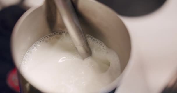 Kahve makinesinden sıcak süt dökülüyor, kapuçino hazırlama süreci. — Stok video