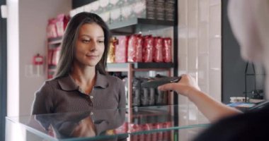 Güzel genç bayan, kafede kartla ödeme yapıyor, temassız ödeme.