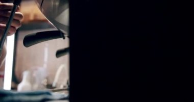 Kahve hazırlama süreci ve kahve dükkanındaki kahve ekipmanlarında buhar.