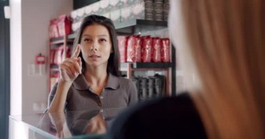 Güzel bir kız bakıyor ve kafeden kahve ve kruvasan almayı seçiyor.