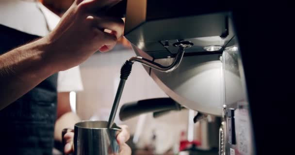 Warme melk gieten uit koffiezetapparaat, Proces van cappuccino-bereiding. — Stockvideo