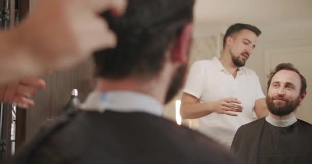 Elegante uomo seduto negozio di barbiere Parrucchiere Parrucchiere, disposizione pettine — Video Stock