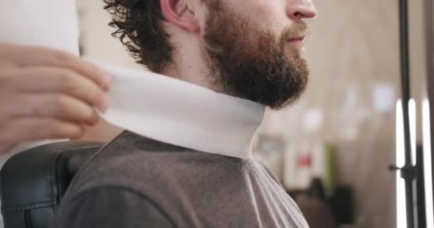 Preparación para un corte de pelo para hombre en una peluquería, corte de pelo moderno en el salón de belleza — Vídeos de Stock