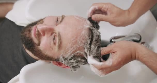 Peluquería profesional de belleza lavando el cabello del cliente con champú y masaje — Vídeo de stock