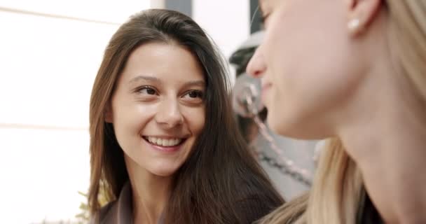 Uma menina bonita sorri quando ela fala sobre o sucesso com seu amigo, felicidade — Vídeo de Stock