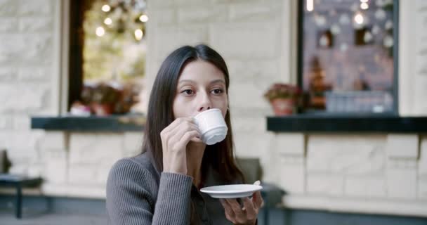 Ritratto di donna soddisfatta che beve il tè sopra alla via nella città, mattina gode — Video Stock