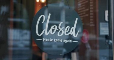 Coronavirüs karantinası bittikten sonra açık tabela panosu yeniden açılıyor. Modern kafe.