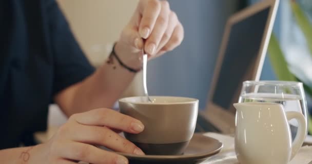 아침에 따끈 한 커피 한잔. 컵에 숟가락을 넣고 커피를 젓는 여성 손 — 비디오