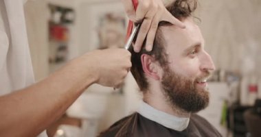 Berber dükkanında oturan şık bir adam kuaför, saç kesen bir adam. 