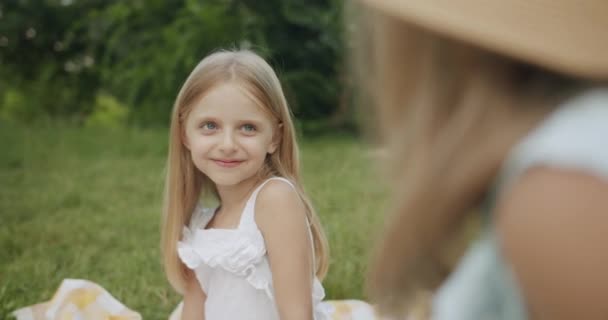 Portret cute little model dziewczyna uśmiecha się i wygląda pięknie do siostry i aparatu — Wideo stockowe