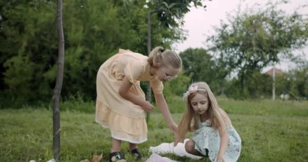 Aktywista Ochrona przyrody małe dziewczynki zbierają plastik i śmieci w worku na śmieci — Wideo stockowe