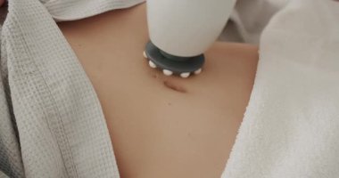 Güzellik tedavi yenileme prosedürü. Masör kozmetoloji kliniğinde selülit önleyici masaj yapıyor. Güzel bir kadın güzellik salonunda selülit ve yağ önleyici terapi görüyor..