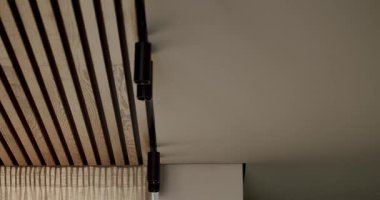 Modern İç Tasarım Ahşap Tavan, Perdeler ve Parça Işıklandırma. Bu şık oda doğal ışığı barındırıyor, rahat ve davetkar bir ortam yaratıyor. ev dekorasyonu, mimari, yaşam tarzı